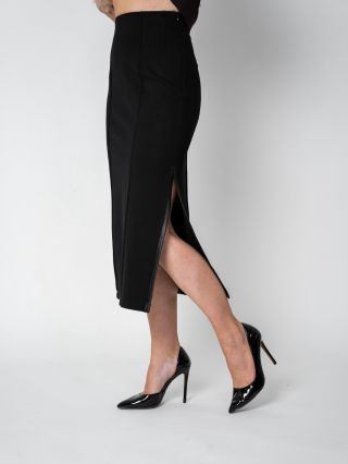 Minimalismus, který dělá maximum. Přiléhavá pouzdrová sukně s vysokým pasem krásně tvaruje siluetu a díky zadnímu rozparku...