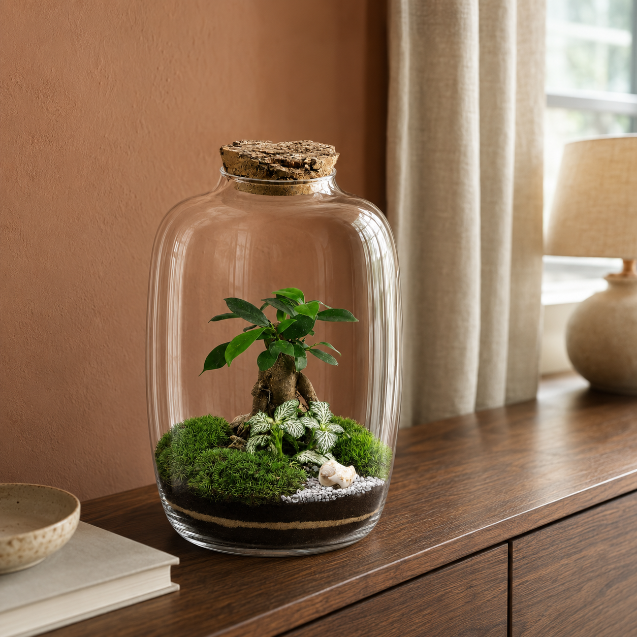 Rastlinné terárium s bonsajom Ficus Ginseng s priemerom 24 cm v interiéri