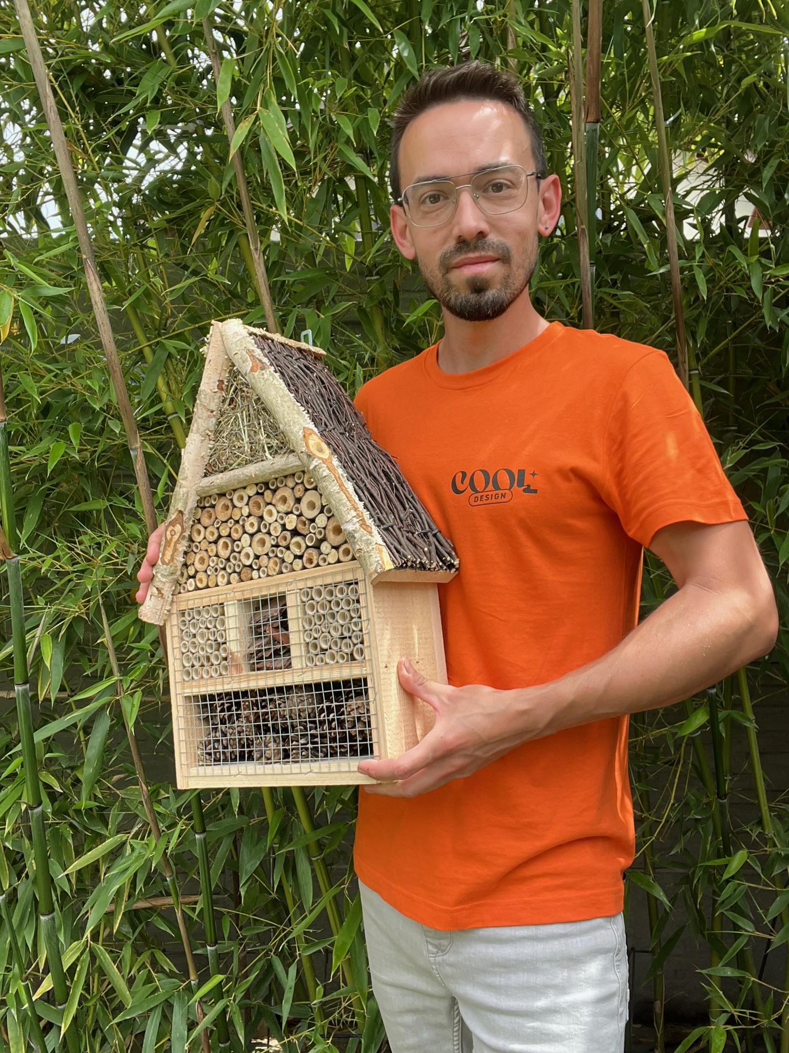 Veľký drevený hmyzí hotel v prírodnom prostredí Michaelis Garden