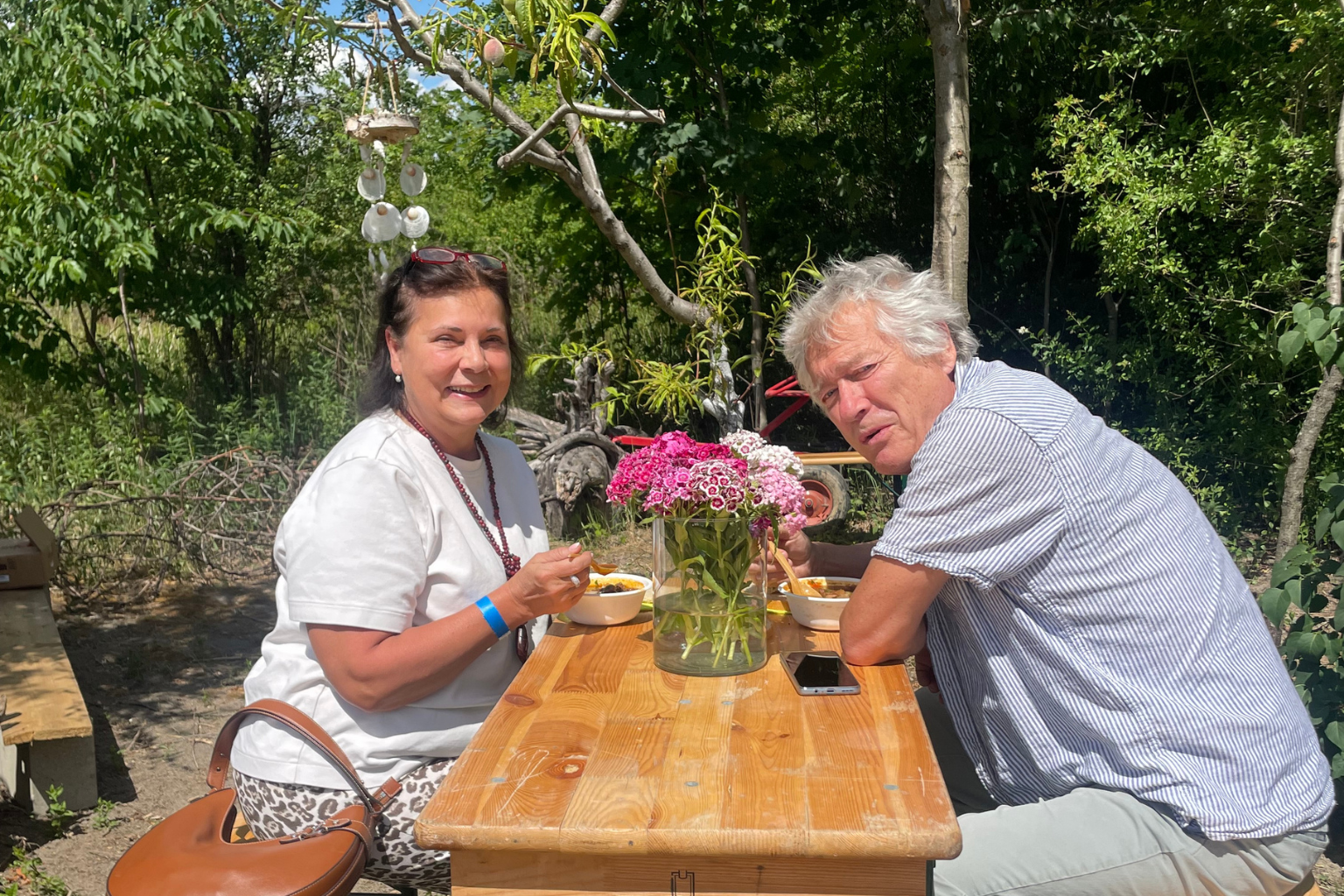 Návštevníci pri jedle počas podujatia v Michaelis GARDEN