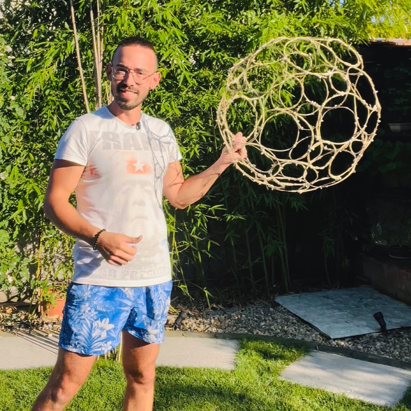 michal-drzi-prutenu-gulu-z-vinica-tvorenie-michaelis-garden