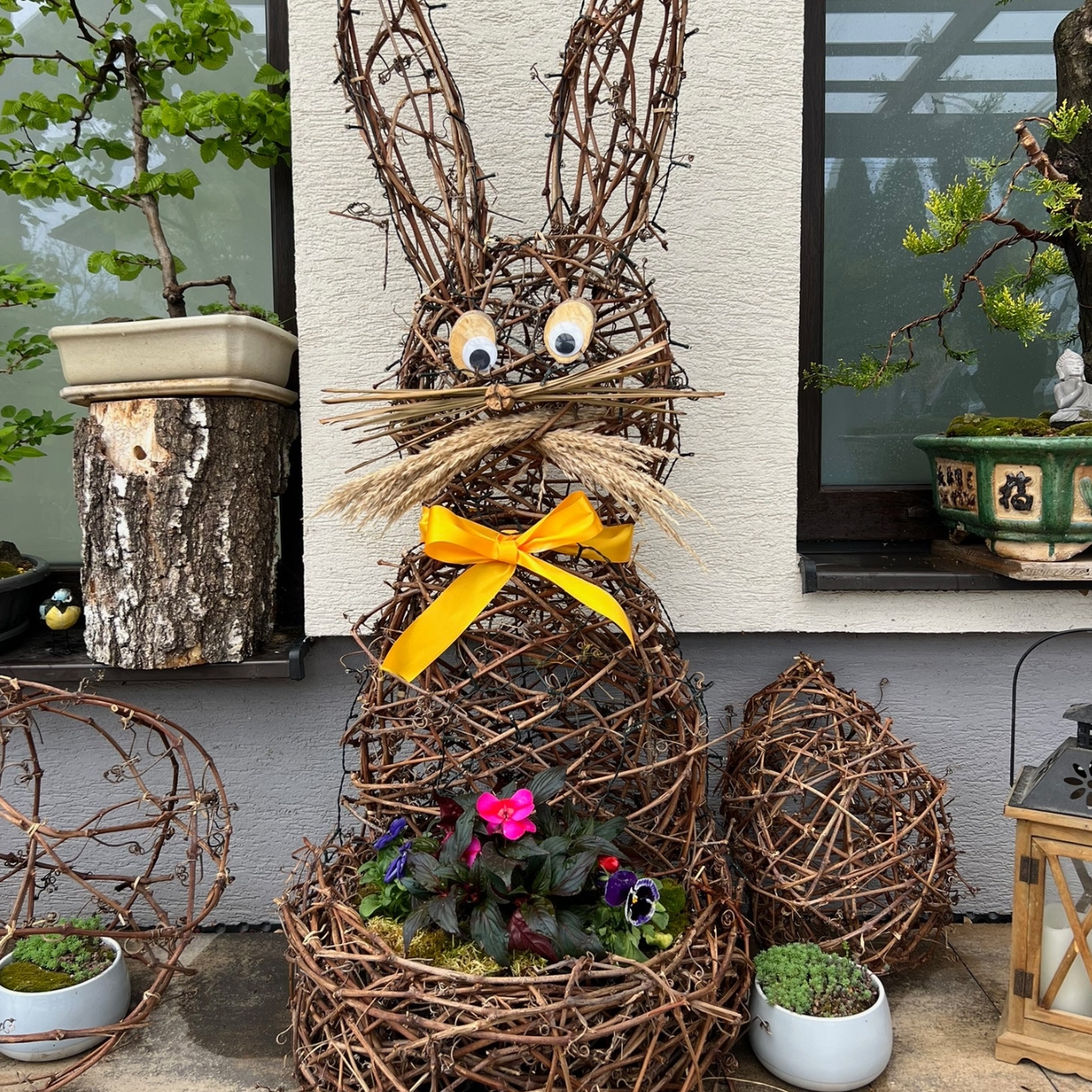 pruteny-zajac-z-vinica-jarna-dekoracia-michaelis-garden