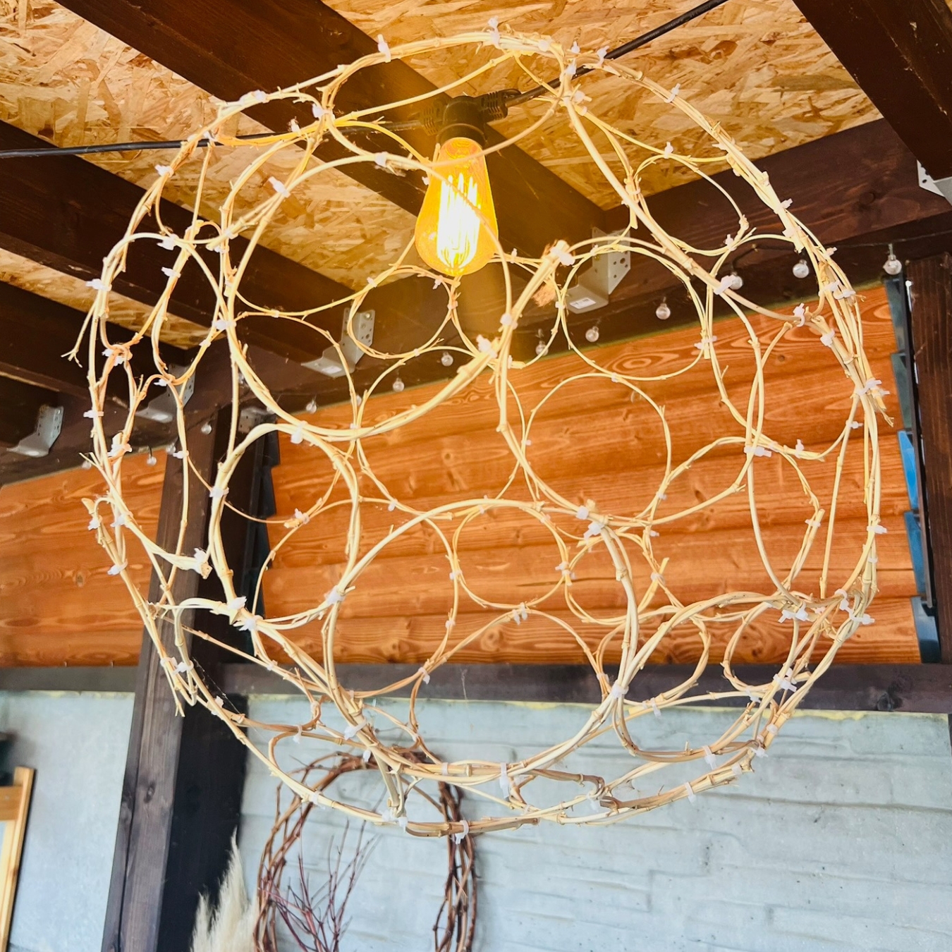 velka-prutena-gula-z-vinica-luster-v-altane