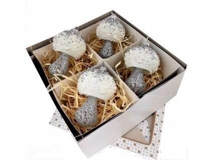 Ručne zdobené sklenené vianočné huby – bielo-strieborné s perlami a glitrami (4 ks, výška 12–13 cm)