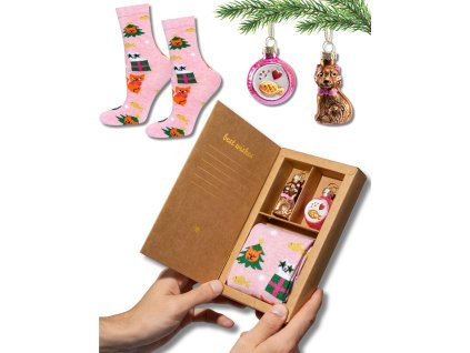 Sada SOXO – ponožky s vianočným motívom mačky a dve ozdoby v darčekovej krabičke s hnedo-zlatým dizajnom