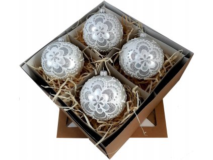 Ručne zdobené sklenené vianočné gule – biely set s kvetinovým motívom a strieborným leskom (4 ks, Ø 10 cm)