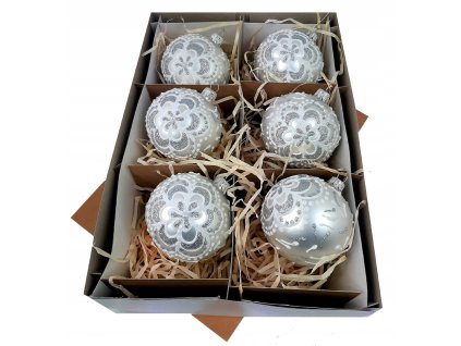 Ručne zdobené sklenené vianočné gule – biele so strieborným čipkovaným vzorom (6 ks, Ø 8 cm)