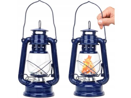 petrolejova retro lampa v ruke a plamienok