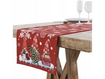 Červený vianočný behúň s tromi škriatkami, snehovými vločkami a vianočnými motívmi – detail dekoračnej textílie.