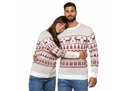 Zladený pár v bielych vianočných svetroch s červeným nórskym vzorom, sobmi a stromčekmi – ideálny outfit pre sviatočné chvíle