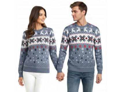 Zladený pár v jeansovo-modrých vianočných svetroch s bielym nórskym vzorom, sobmi a vločkami – ideálne pre zimnú pohodu vo dvojici