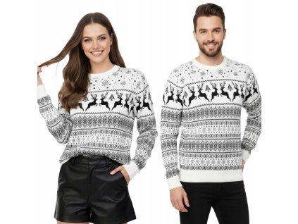 Zladený pár v bielych vianočných svetroch s čiernym nórskym vzorom, sobím motívom a vločkami – ideálne pre spoločné fotenie či sviatočné chvíle