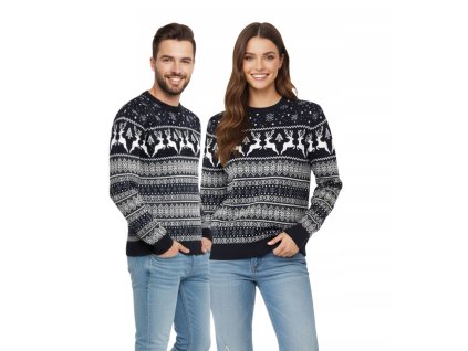 Zladený pár v tmavomodrých vianočných svetroch s bielym nórskym vzorom, sobmi a vločkami – ideálne na sviatočné fotenie