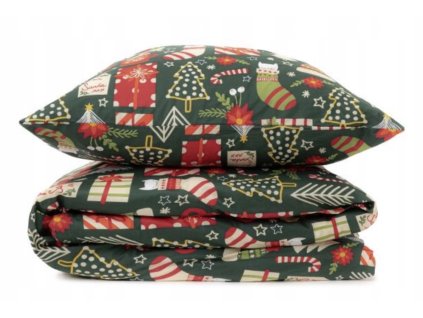 Detail bavlnených vianočných obliečok s veselým motívom darčekov, stromčekov a cukroviniek na tmavozelenom podklade