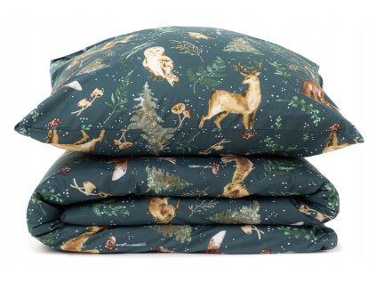 Detail smaragdových bavlnených obliečok s jemným zimným motívom jeleňov, líšok a sov medzi stromami a machom