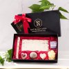 Luxusná wellness darčeková sada Satin Naturel so 7 ručne vyrábanými bombami do kúpeľa v elegantnej čiernej krabici s červenou stuhou