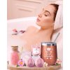 Darčeková wellness sada pre ženy v ružovom prevedení s kúpeľnými bombami, sviečkou a termohrnčekom pri relaxačnom kúpeli