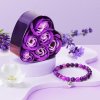 Fialové mydlové ruže v srdcovom balení a elegantný náramok pre ženy