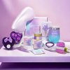 Detail fialovej relaxačnej darčekovej sady pre ženy s wellness doplnkami