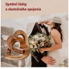 Spojené drevené srdcia z olivového dreva ako symbol lásky a manželského spojenia