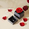 Luxusná darčeková krabička s večnou červenou ružou a strieborným náhrdelníkom I Love You – lifestyle fotka