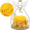 Detail žltej stabilizovanej ruže v sklenenom anjelovi