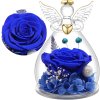 Detail modrej stabilizovanej ruže v sklenenom anjelovi