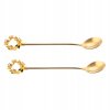 Detail vianočných zlatých lyžičiek s jemným venčekom a farebnými ozdobami – sada 2 kusov