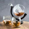 Karafa na whisky v tvare glóbusu so stojanom a pohármi – Darčekový set s kamennými kockami