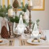 Sada 3 bielosivých vianočných škriatkov ako zimná dekorácia – postavičky so sánkami a bradou na vianočnom stole