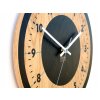 Moderné nástenné hodiny s čiernym stredom a dubovým okrajom – tichý chod 33,5 cm