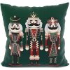 Dekoračný vankúš s vianočným motívom luskáčikov na smaragdovo zelenom podklade, elegantný zimný doplnok – 40x40 cm