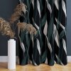 Zatemňovací záves Abstract Leaves – čierny podklad, zeleno-biele listy v modernom dizajne