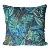 Obliečka na vankúš Jungle Breeze – intenzívne modré a zelené tropické listy na tmavomodrom podklade