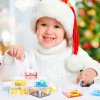 Vianočný adventný kalendár s logickými mini hrami – dieťa v mikulášskej čiapke sa hrá s 3D labyrintovými kockami