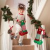 Chlapec s mikulášskou pančuchou ELF na schodoch vyzdobených ihličím – ideálny darček pre deti počas Vianoc