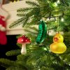 Sklenené ozdoby na vianočný stromček – hríbik, uhorka a kačička v žiarivých farbách ako netradičný doplnok výzdoby