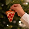 Sklenená vianočná ozdoba v tvare plátku pizze – ručne maľovaná, s lesklým efektom a detailmi v červenej a zlatej farbe
