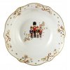 Vianočná misa Luskáčik – porcelánová šalátová misa s motívom vojačikov a zlatým lemom na sviatočnom stole