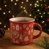 Porcelánový červený hrnček s vianočnými motívmi pri vianočnom stromčeku – ideálny na kávu, čaj alebo kakao