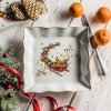 orcelánová misa Santa na saniach – vianočná štvorcová misa so zlatým lemom a sviatočným motívom Santu s darčekmi, ideálna na koláče alebo ovocie, 22 × 22 cm