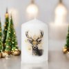 Vianočná valcová sviečka so zlatým jeleňom a hviezdami – sviatočná dekorácia
