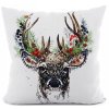 Vianočná obliečka s motívom jeleňa zdobeného ihličím, šiškami a červenými bobuľkami, biely podklad – 40x40 cm