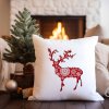 Dekoračný vankúš s motívom červeného jeleňa pri krbe, zimná vianočná obliečka – 40x40 cm