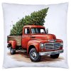 Vianočná obliečka Retro Pickup – biela obliečka na vankúš s červeným retro autom a vianočným stromčekom na korbe, rozmer 40x40 cm