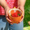 Keramický hrnček Sun & Fruit Pomaranč Orange 470 ml s jahodami v rukách