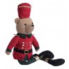 Vianočný medvedík v červenom kabáte so zlatými gombíkmi a vysokou čiapkou – textilná dekorácia 46 cm