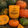 Sójová sviečka Pumpkin Spice v oranžovom skle – jesenná atmosféra s tekvicami