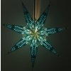 Svietiaca vianočná hviezda 60 cm – tyrkysová s bielym vitrážnym vzorom na tmavom pozadí