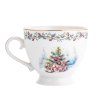 Porcelánová šálka Zimná harmónia – vianočný motív stromčeka s darčekmi, jemný veniec z vetvičiek a bobúľ, 400 ml